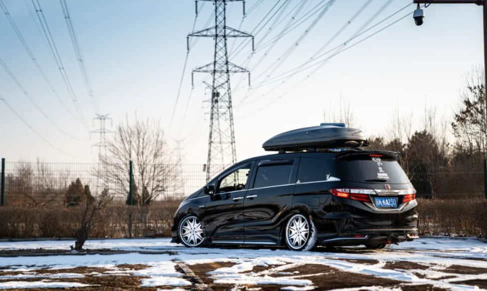 How Many Suitcases Fit in a Roof Box? 