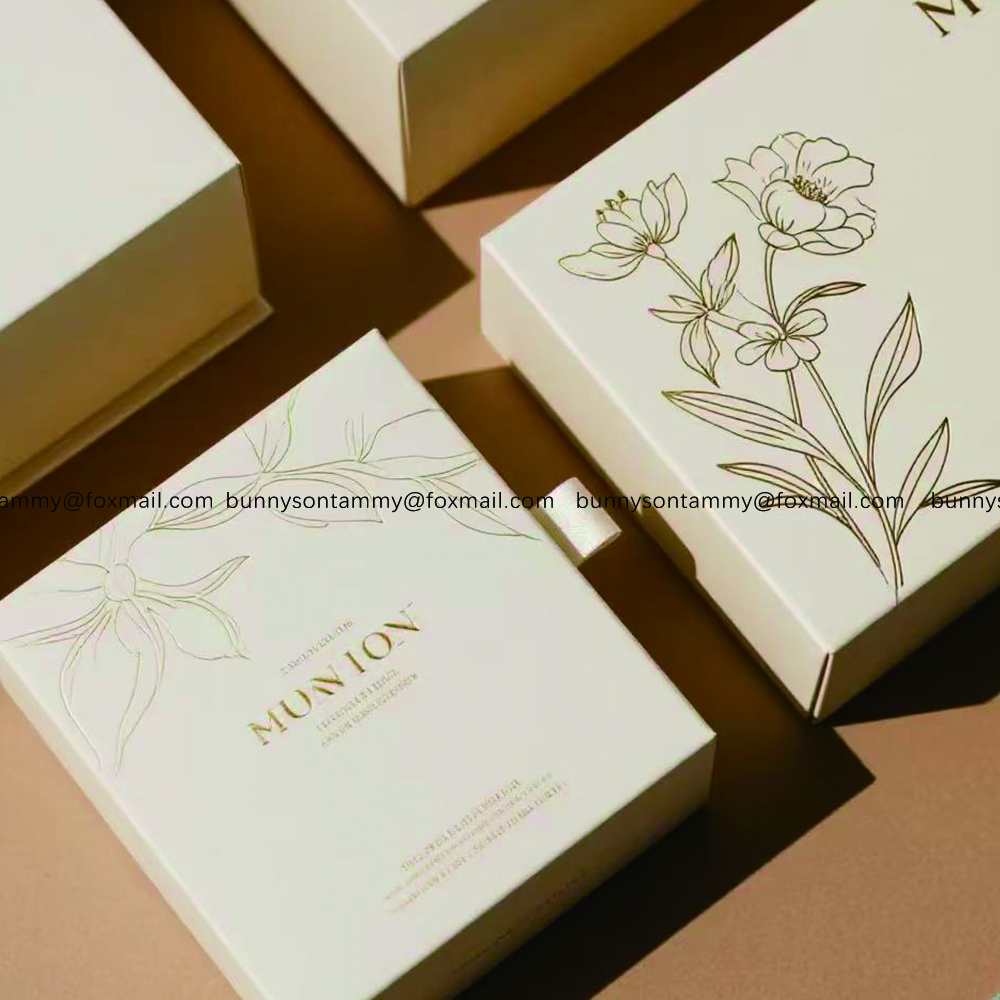 Scraf Gift Box With Golden Stamp Logo Scraf Gift Box With Golden Stamp Logo